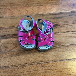 Salt Water Sandals by Hoy - Majenta Pink toddler Sandals Size 5